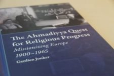 Buchdeckel der Monographie "The Ahmadiyya QUest for Religious Progress"