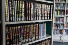 Bild zweier Regalreihen mit Buchrücken arabischer Werke