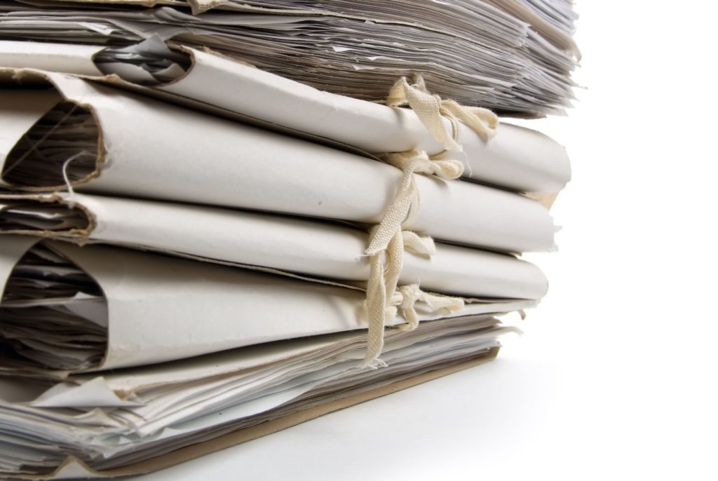 Zugeschlagener Aktenstapel