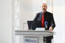 Mathias Rohe am Rednerpult bei der Vorstellung der ersten Ergebnisse