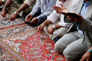 Betende Muslime in Moschee