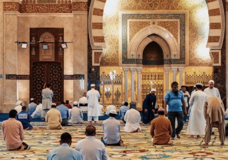 Muslime beten in einer Moschee.