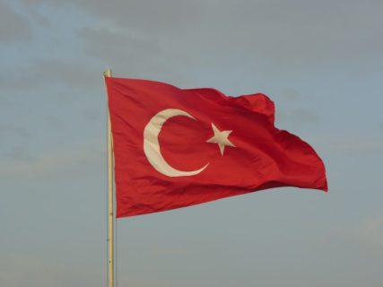 Türkische Flagge vor Himmel